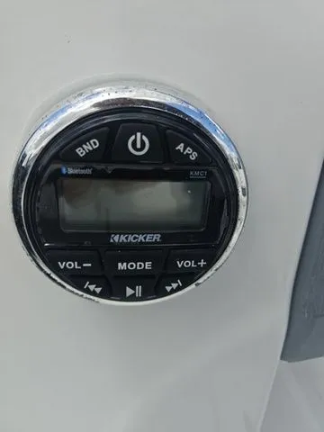 Slide: The Image of Tracker TAHOE T16 2021 - 12