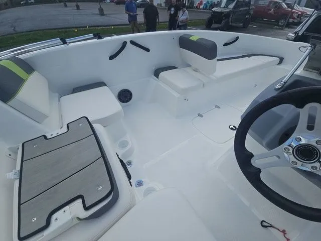 Slide: The Image of Tracker TAHOE T16 2021 - 6