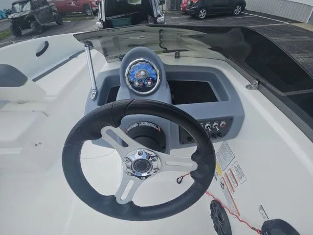 Slide: The Image of Tracker TAHOE T16 2021 - 8