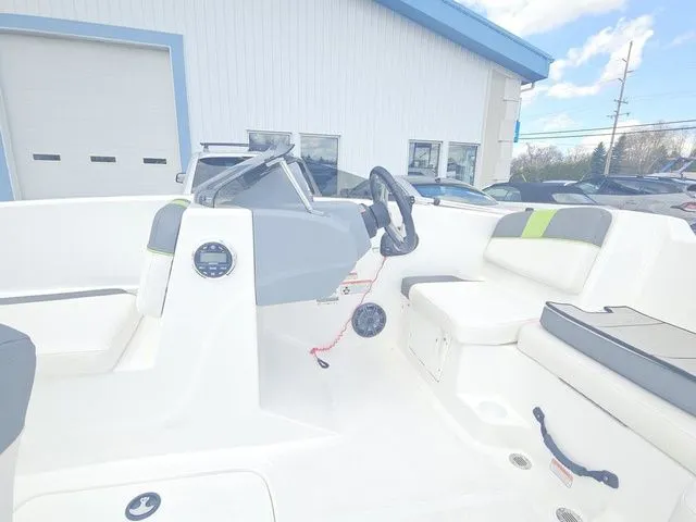 Slide: The Image of Tracker TAHOE T16 2021 - 9