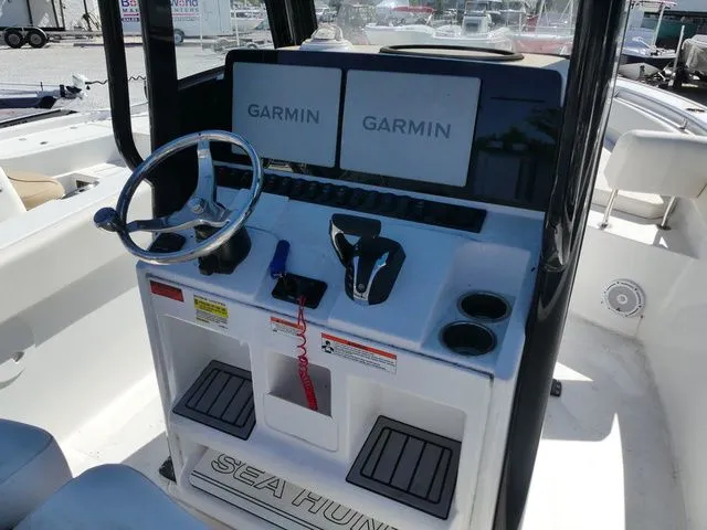 Slide: The Image of Sea Hunt Ultra 239 SE 2023 - 9