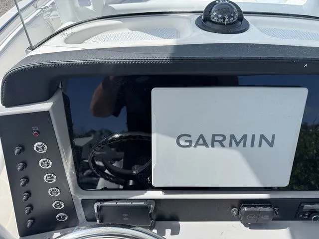 Slide: The Image of Robalo R230 Center Console 2026 - 30