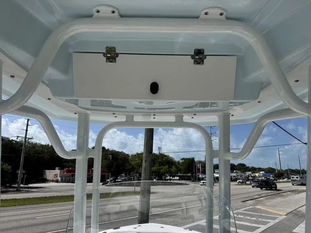 Slide: The Image of Robalo R230 Center Console 2026 - 31