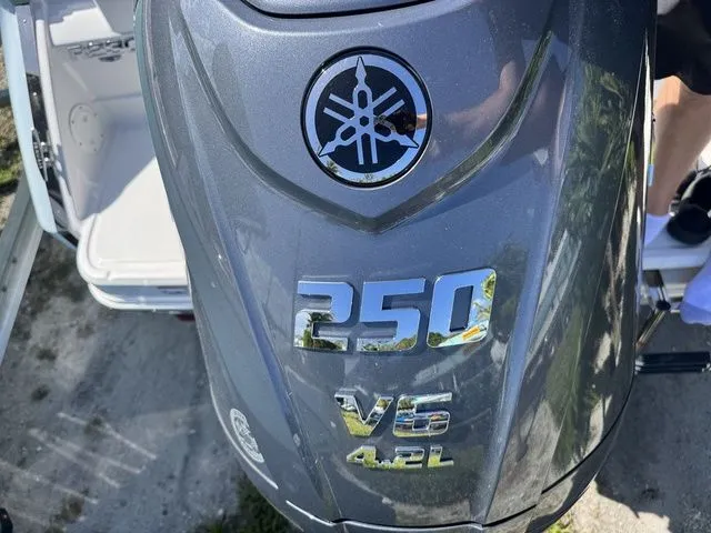 Slide: The Image of Robalo R230 Center Console 2026 - 32