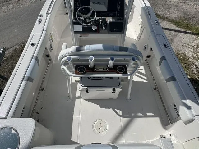 Slide: The Image of Robalo R230 Center Console 2026 - 6