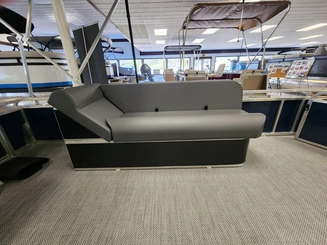 Slide: The Image of Paddle King Lo Pro Cruiser XL - DEAL PENDING 2026 - 8