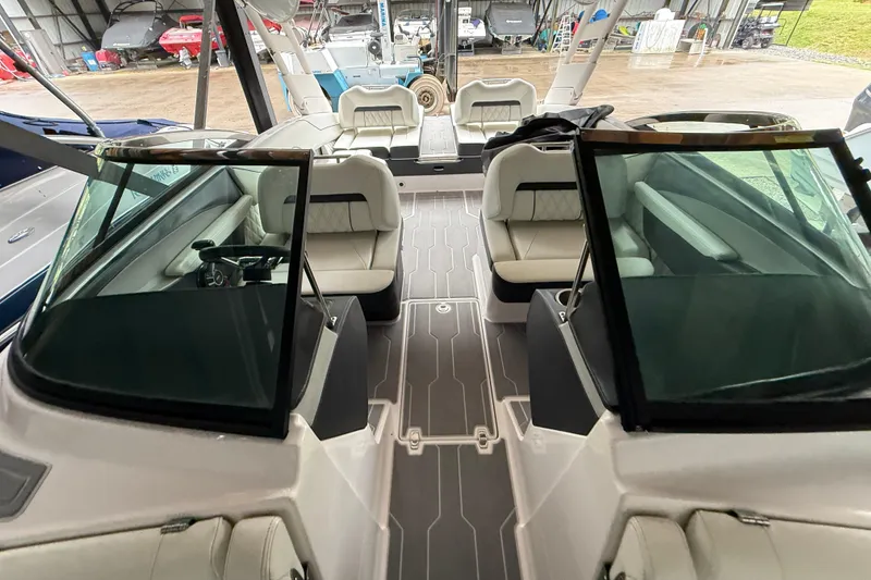 Slide: The Image of Throttle control of a 2021 Regal LS4 Surf boat with Volvo Penta system. - 21