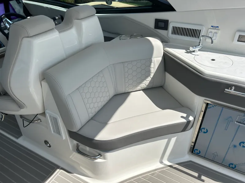 Slide: The Image of Sea Ray Sundancer 320 2027 - 16