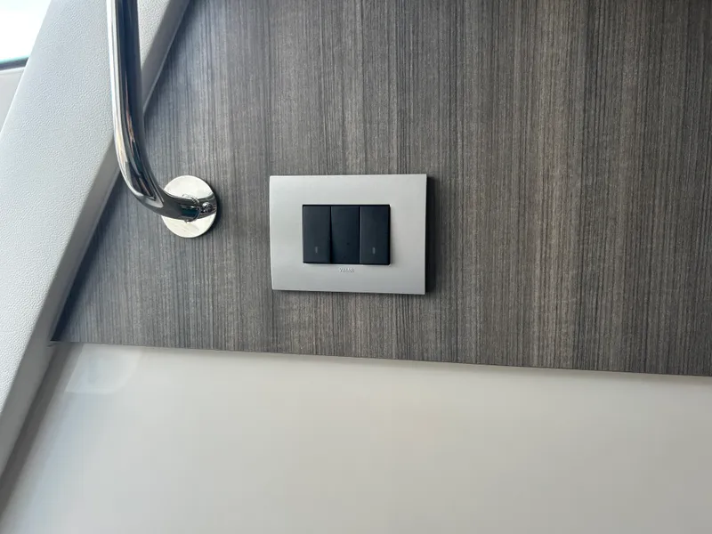 Slide: The Image of Sea Ray Sundancer 320 2027 - 32