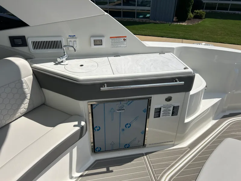 Slide: The Image of Sea Ray Sundancer 320 2027 - 17