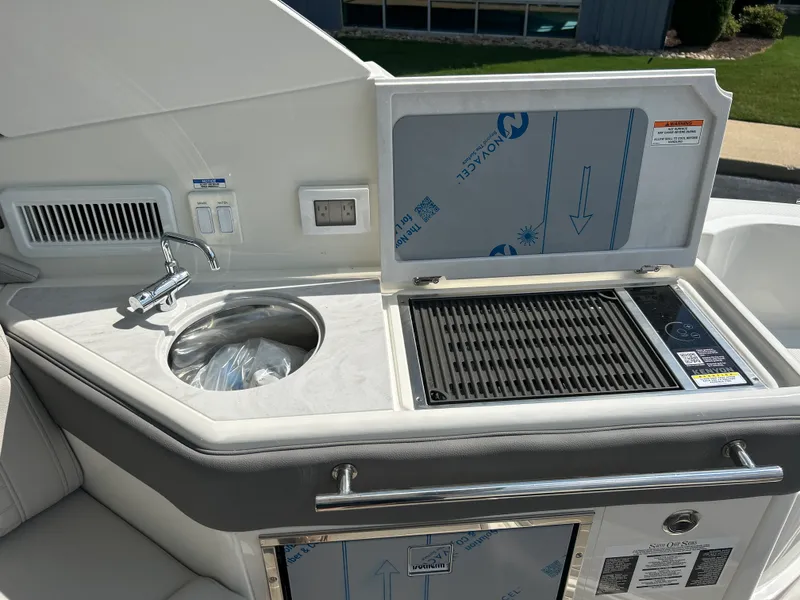 Slide: The Image of Sea Ray Sundancer 320 2027 - 19