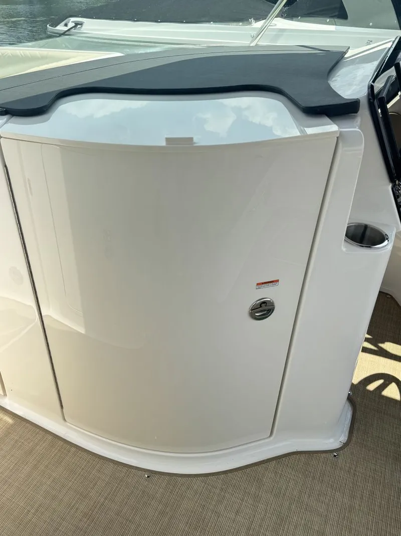 Slide: The Image of Sea Ray SDX 230 2026 - 14