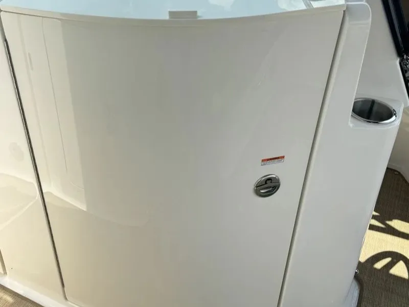 Slide: The Image of Sea Ray SDX 230 2026 - 14