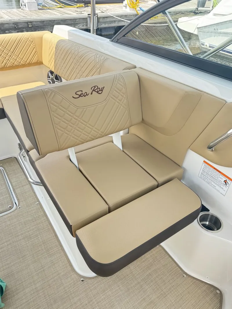 Slide: The Image of Sea Ray SDX 230 2026 - 11