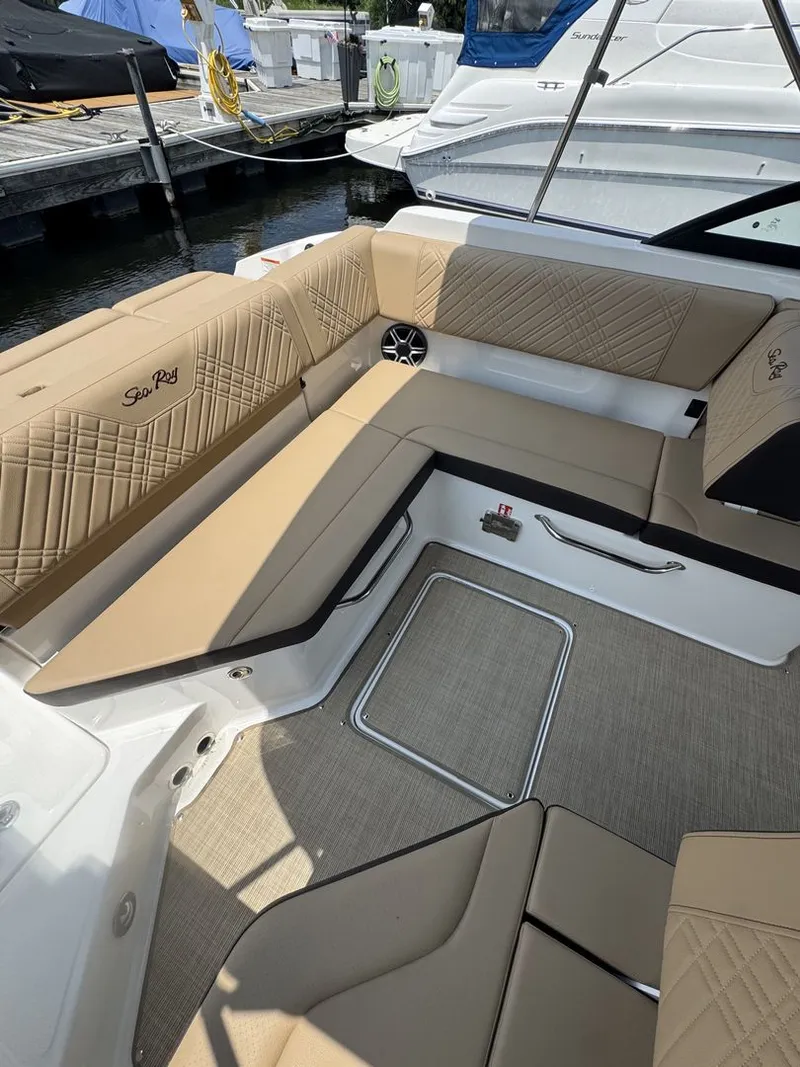 Slide: The Image of Sea Ray SDX 230 2026 - 4