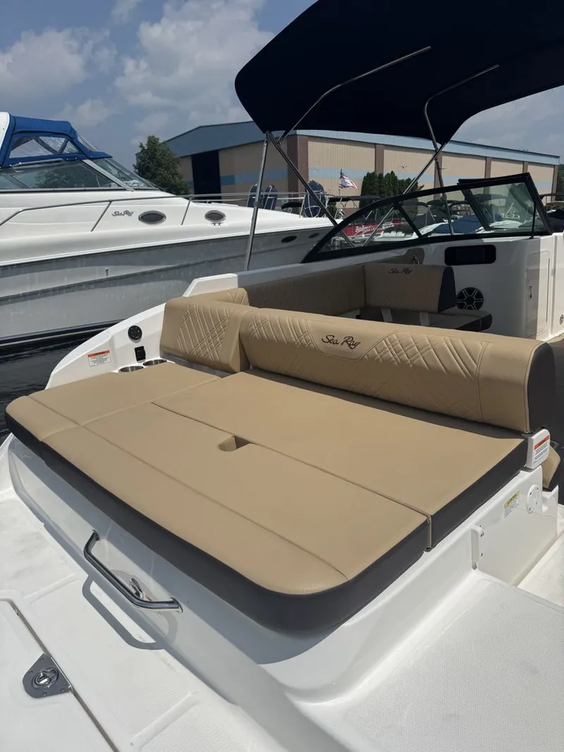 Slide: The Image of Sea Ray SDX 230 2026 - 1