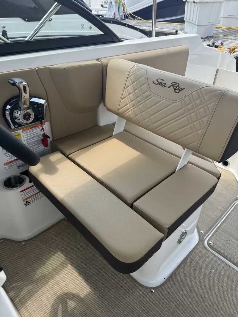 Slide: The Image of Sea Ray SDX 230 2026 - 6