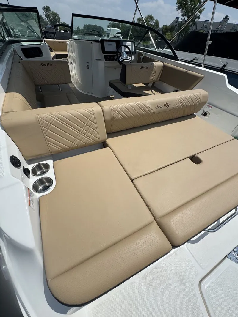 Slide: The Image of Sea Ray SDX 230 2026 - 2