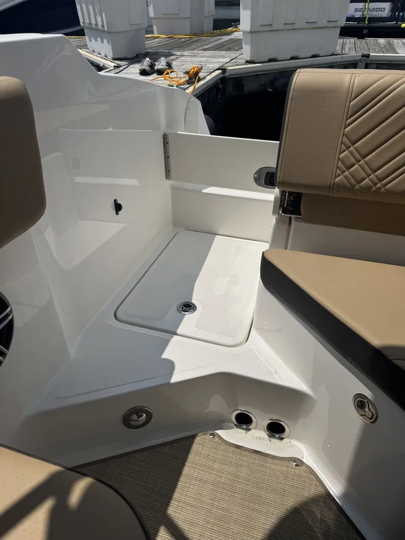 Slide: The Image of Sea Ray SDX 230 2026 - 3