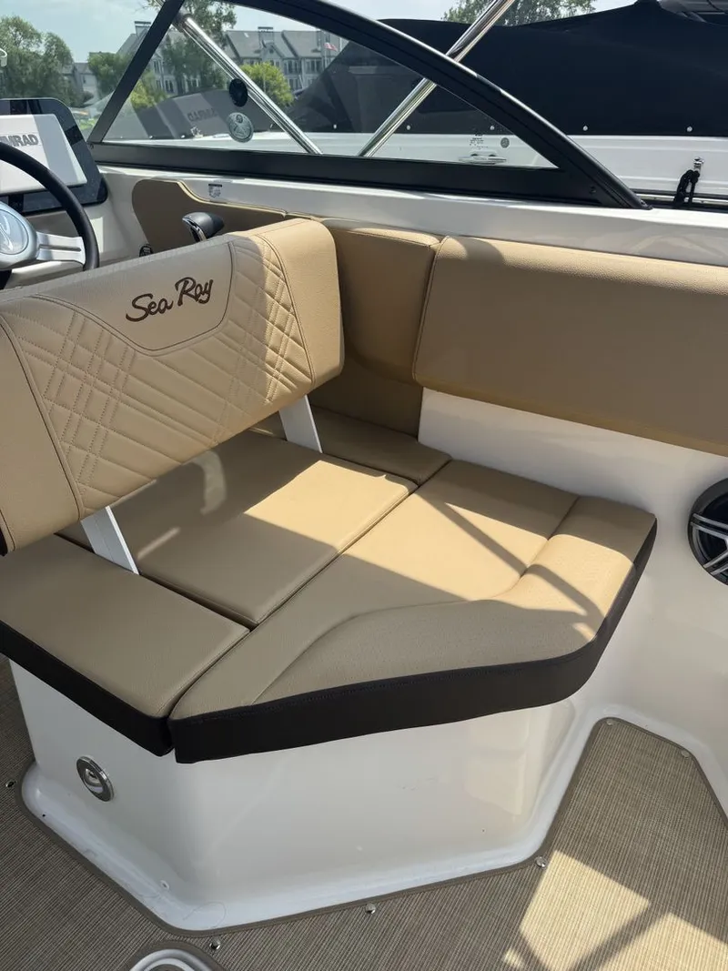 Slide: The Image of Sea Ray SDX 230 2026 - 5