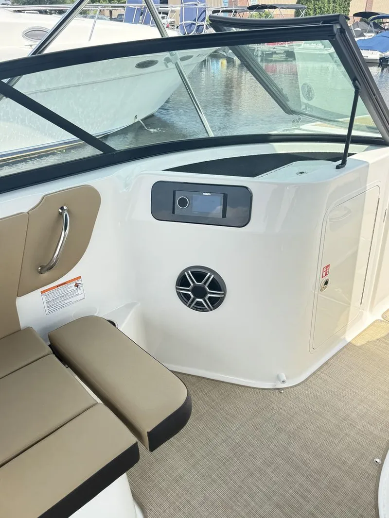 Slide: The Image of Sea Ray SDX 230 2026 - 12