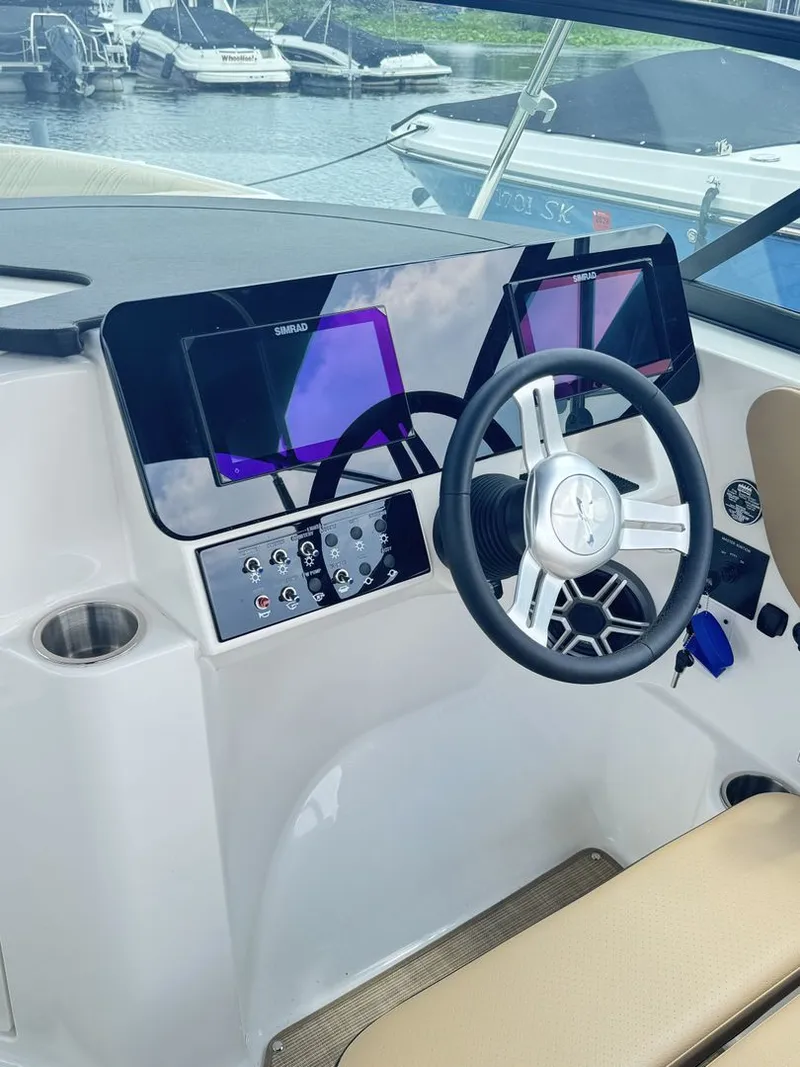 Slide: The Image of Sea Ray SDX 230 2026 - 7