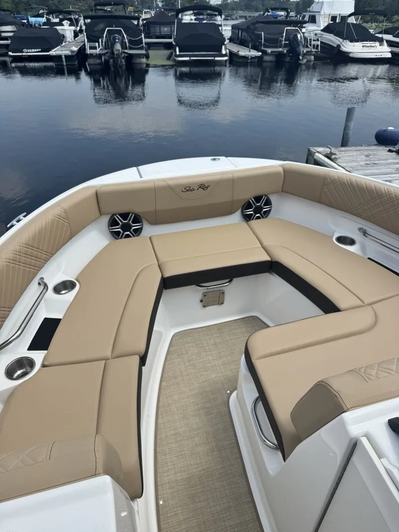 Slide: The Image of Sea Ray SDX 230 2026 - 15