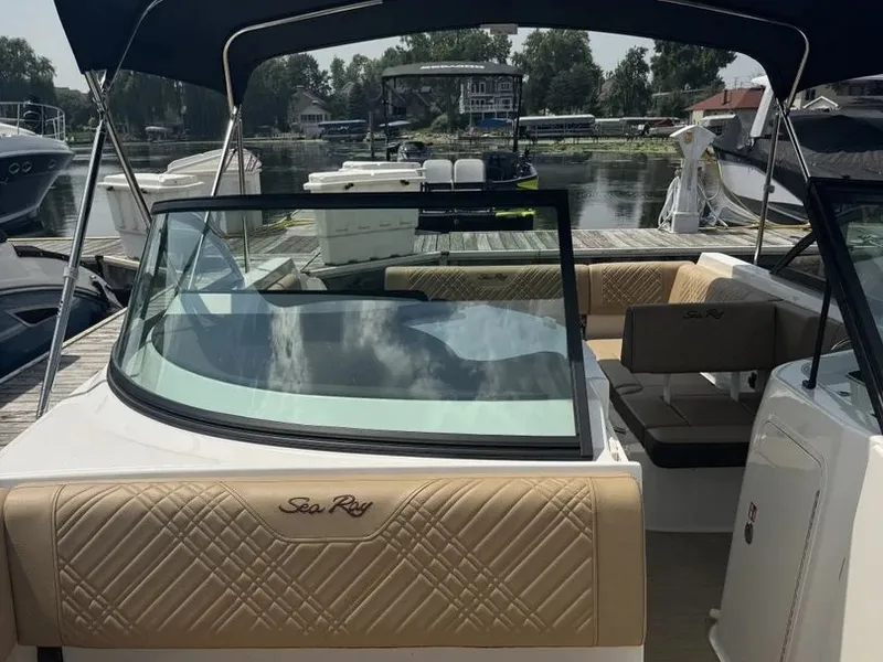 Slide: The Image of Sea Ray SDX 230 2026 - 17