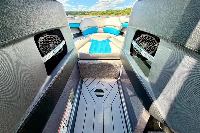 Slide: The Image of Interior of 2016 Malibu Wakesetter 25 LSV boat with blue and gray seating. - 30