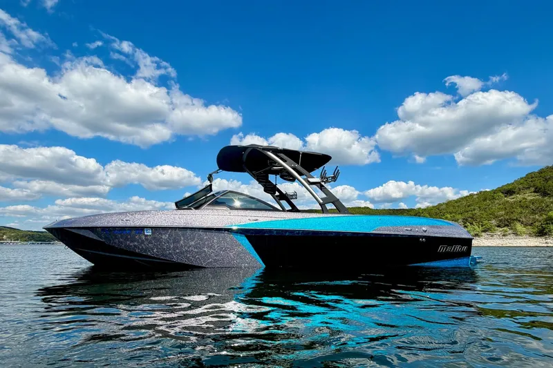 Slide: The Image of 2016 Malibu Wakesetter 25 LSV boat on a sunny lake with blue skies. - 7