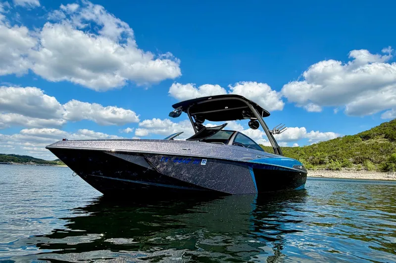 Slide: The Image of 2016 Malibu Wakesetter 25 LSV boat on a sunny lake with blue skies. - 8