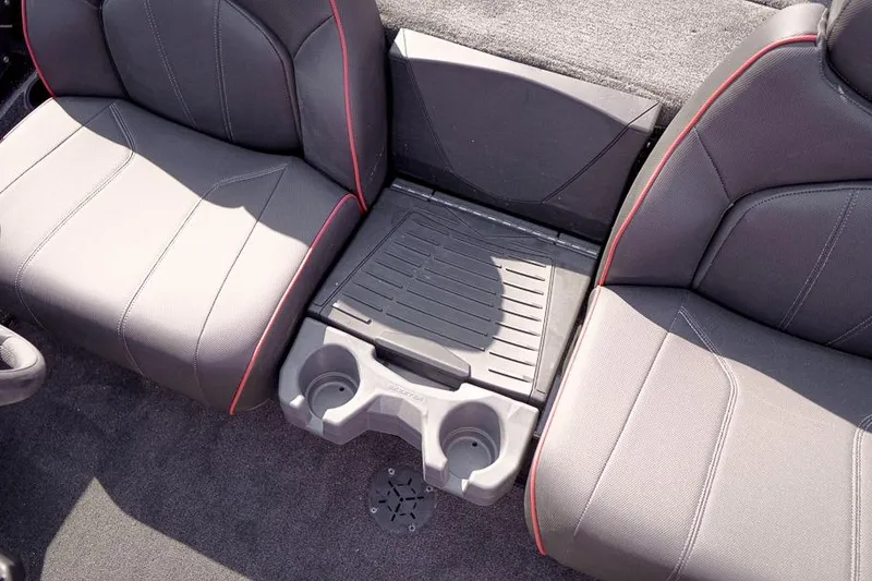 Slide: The Image of 2026 Skeeter ZX200 boat seats with center console and cup holders. - 28