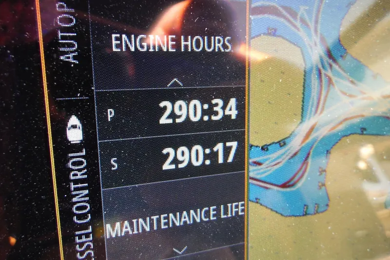 Slide: The Image of Display showing engine hours for 2019 Sea Ray SDX 290 Outboard. - 21