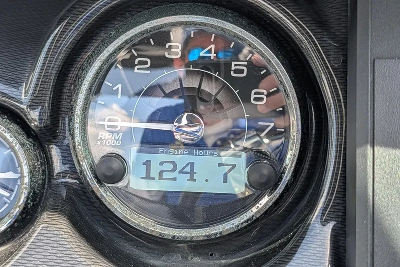 Slide: The Image of Tachometer displaying 124.7 engine hours on a 2021 Monterey 255SS Super Sport. - 17