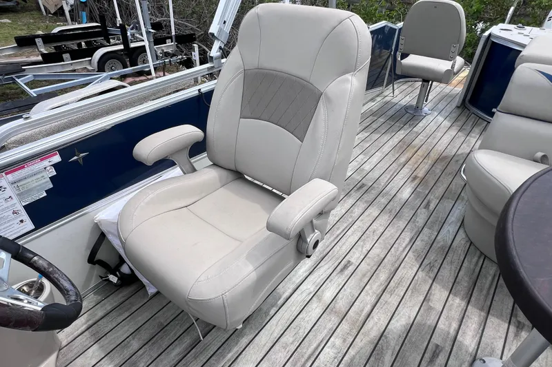 Slide: The Image of Captain's chair on 2018 Berkshire 25 STS Tri Toon boat, featuring sleek design and comfortable seating. - 22