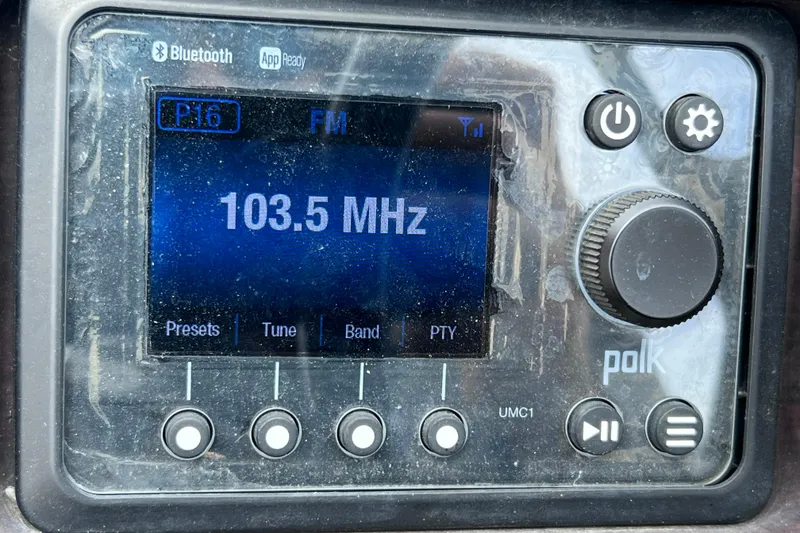 Slide: The Image of Polk audio system displaying 103.5 MHz FM frequency in a 2018 Berkshire 25 STS Tri Toon. - 32