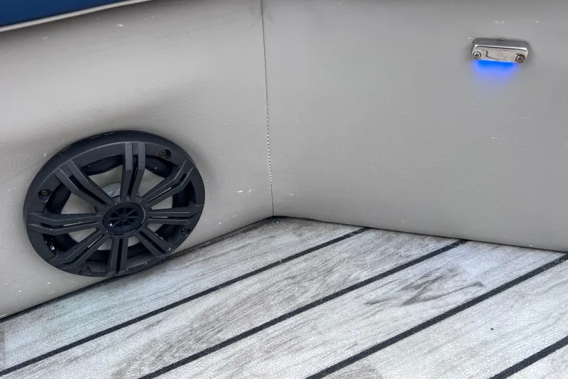 Slide: The Image of Speaker and blue LED light on 2018 Berkshire 25 STS Tri Toon boat interior. - 39