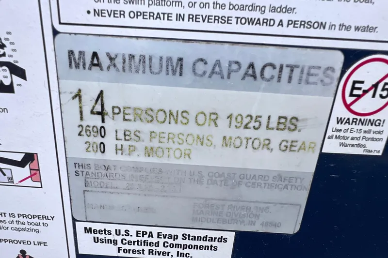 Slide: The Image of Capacity label on 2018 Berkshire 25 STS Tri Toon, 14 persons or 1925 lbs, 200 HP motor. - 41