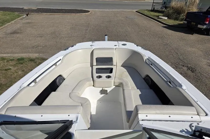 Slide: The Image of 2020 Boston Whaler 270 Vantage boat interior with white seating and cup holders. - 18