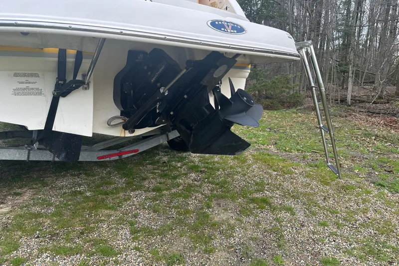 Slide: The Image of Rear view of a 2005 Chaparral Sunesta 216 boat with extended swim platform. - 24