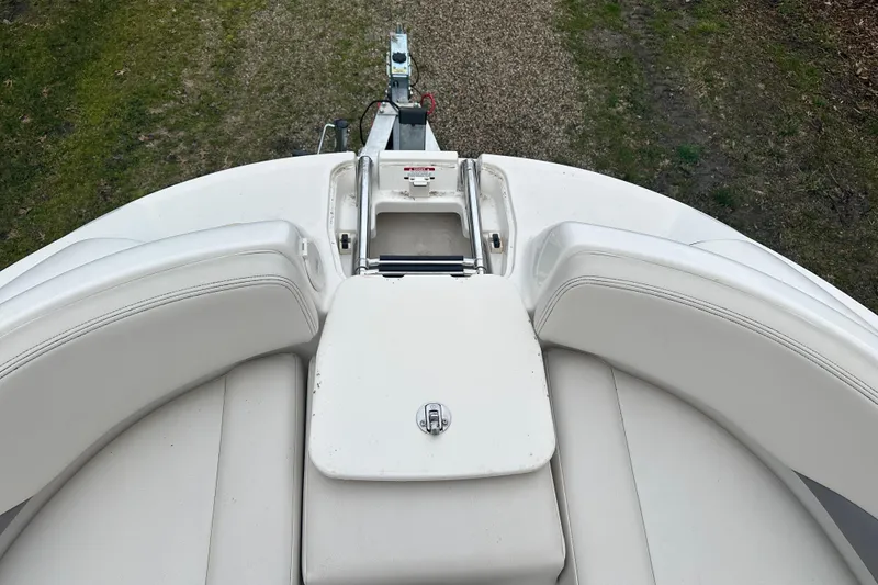 Slide: The Image of 2005 Chaparral Sunesta 216 boat with white seating area. - 7