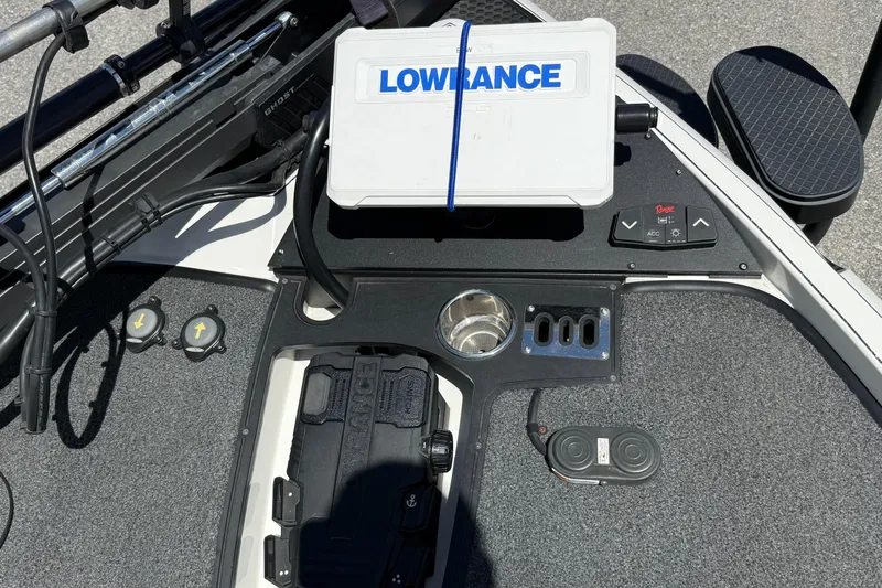 Slide: The Image of 2023 Ranger Z520C Cup-Equipped boat dashboard with Lowrance equipment and control panel. - 16