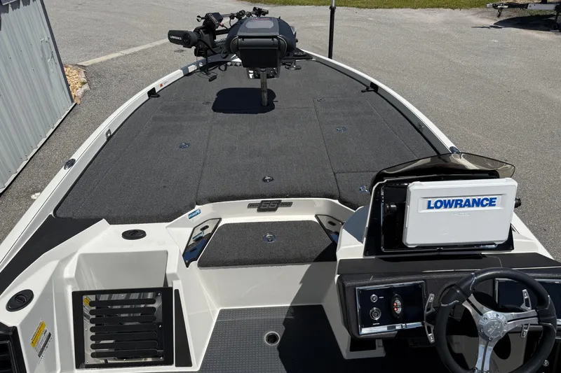 Slide: The Image of 2023 Ranger Z520C Cup-Equipped boat with Lowrance electronics on deck. - 21