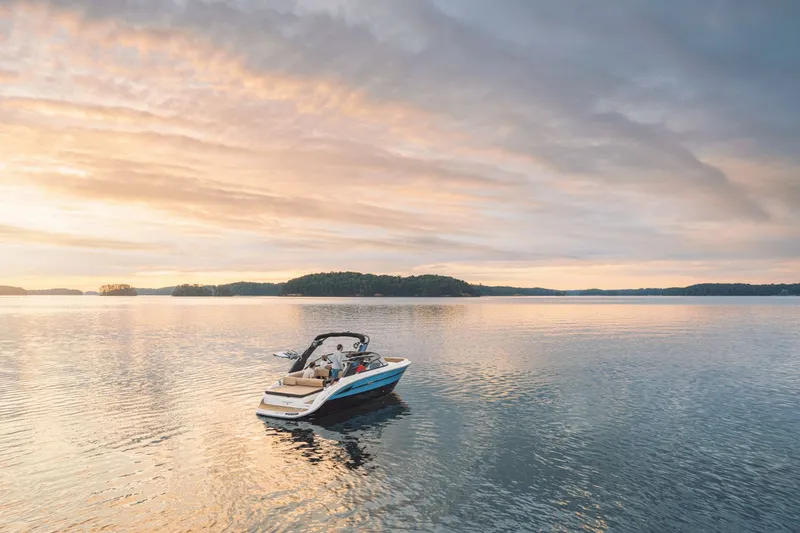 Slide: The Image of Sea Ray SDX 250 Surf 2026 on a tranquil lake at sunset. - 35