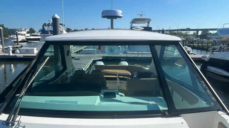 Slide: The Image of Sea Ray Sundancer 320 Outboard 2026 - 53