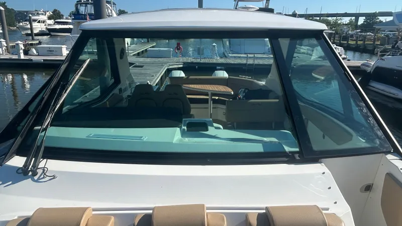 Slide: The Image of Sea Ray Sundancer 320 Outboard 2026 - 52