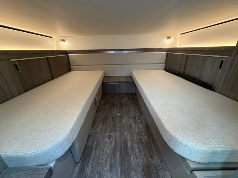 Slide: The Image of Sea Ray Sundancer 320 Outboard 2026 - 71