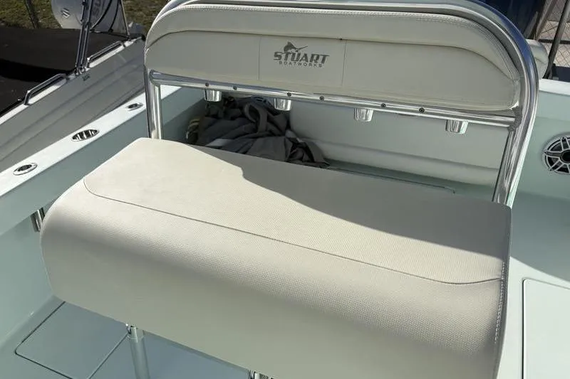 Slide: The Image of Stuart 27 boat seat, 2024 model, in cream leather. - 19
