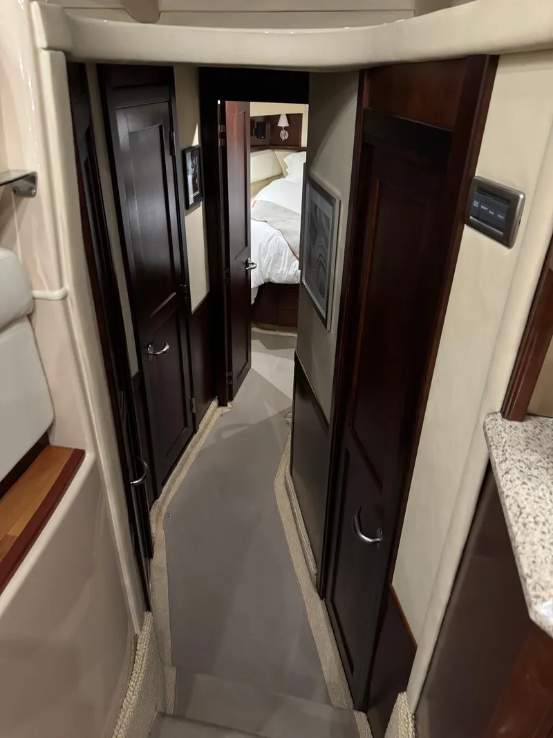 Slide: The Image of Sea Ray 500 Sedan Bridge 2005 - 21