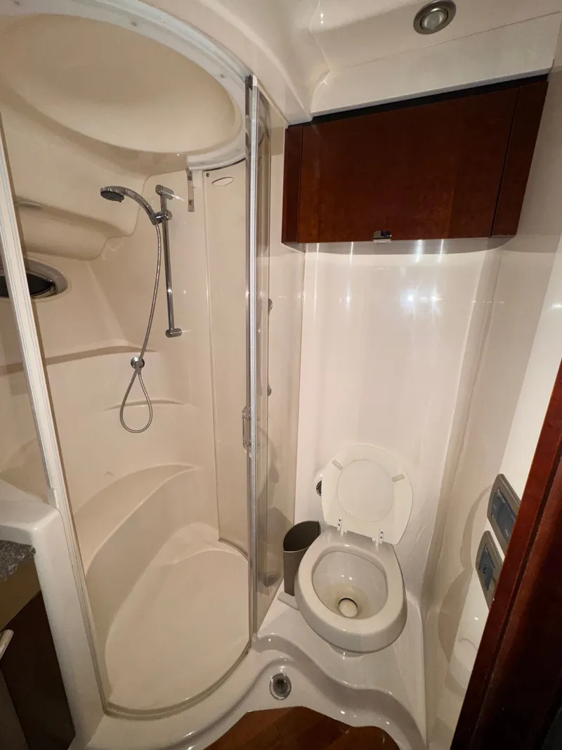 Slide: The Image of Sea Ray 500 Sedan Bridge 2005 - 35